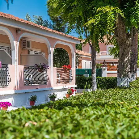 Roussa's Hotel 2*