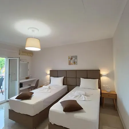 Roussa's Hotel 2*