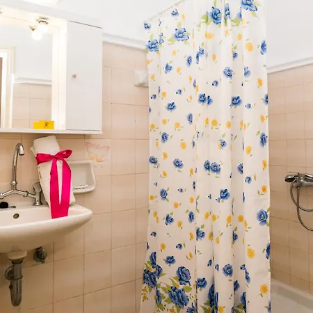 Roussa's Hotel 2*