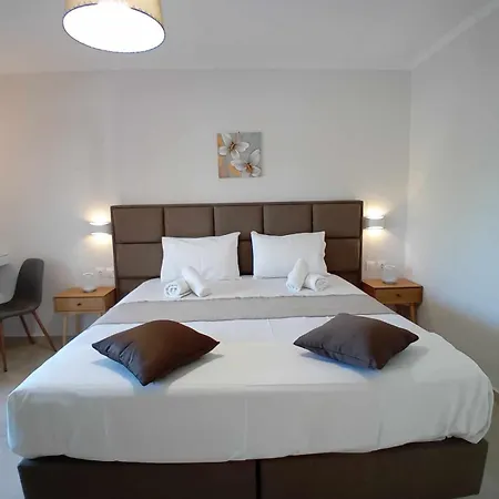 Roussa's Hotel 2*