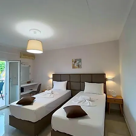 Roussa's Hotel 2*