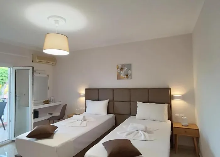 Roussa's Hotel 2*