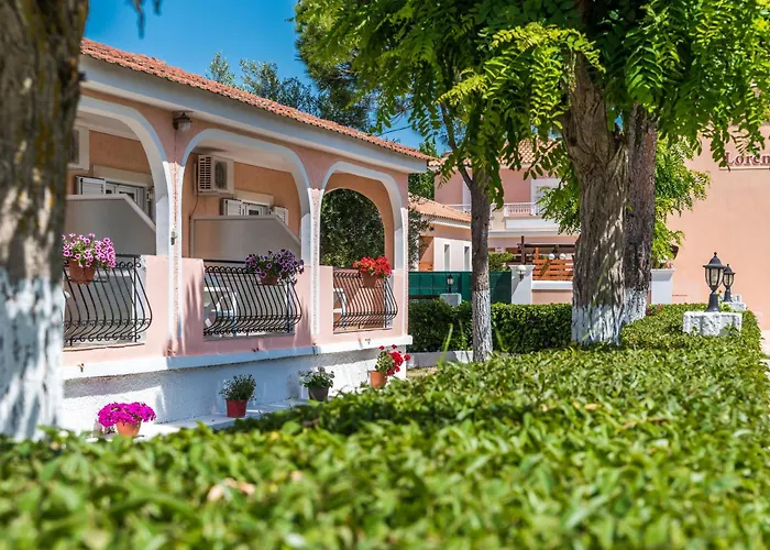 Roussa's Hotel 2*
